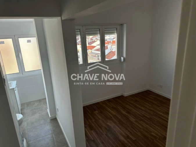 Apartamento T4 para Arrendamento em Campo de Ourique Foto 8