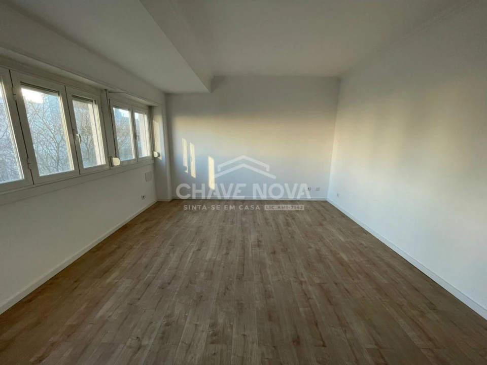 Apartamento T1 para Arrendamento em Campo de Ourique Foto 4