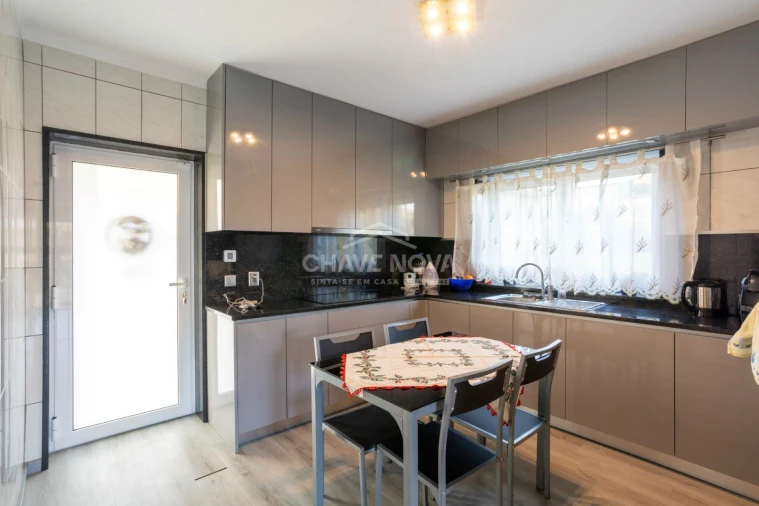 Moradia T4 para Venda em Alquerubim Foto 2