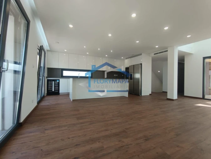 Moradia T4 para Venda em São Domingos de Rana Foto 33