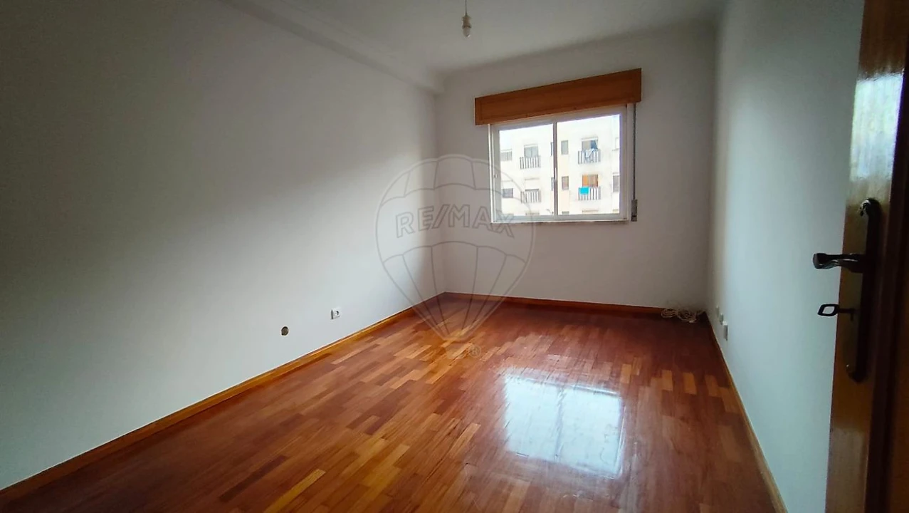 Apartamento T1 para Venda em Rio de Mouro Foto 4