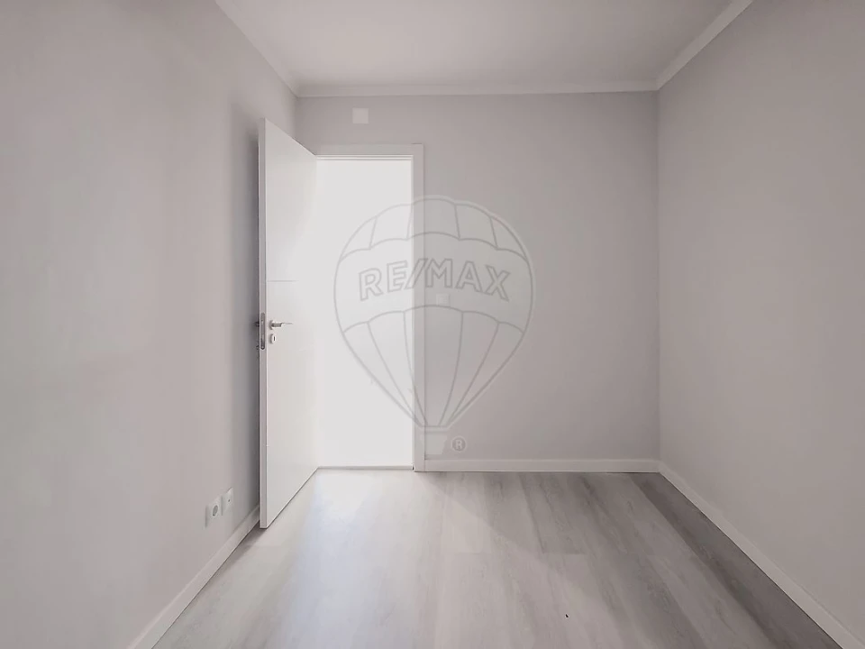 Apartamento T2 para Venda em Benfica Foto 2