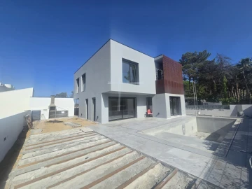 Moradia T4 para Venda em Charneca de Caparica e Sobreda