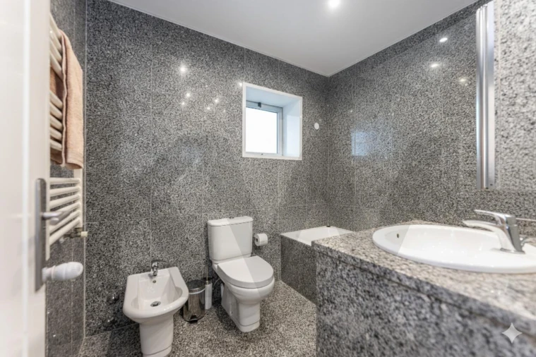 Apartamento T5 para Venda em Lordelo do Ouro e Massarelos Foto 12
