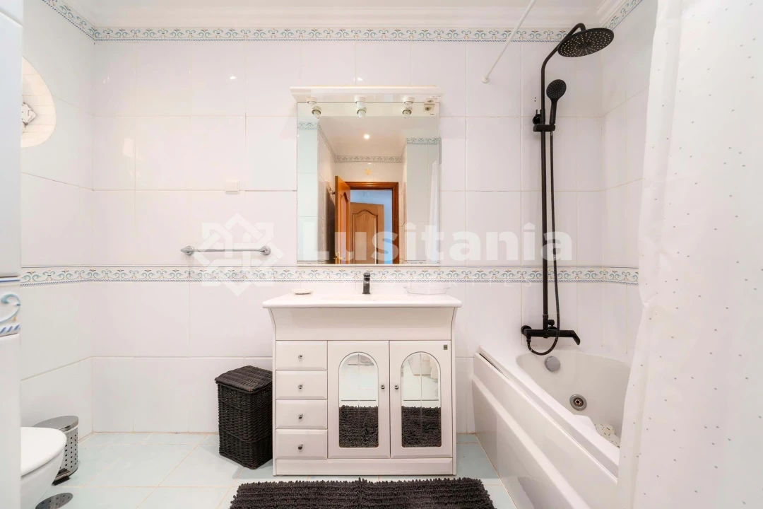 Moradia T4 para Venda em Quarteira Foto 27