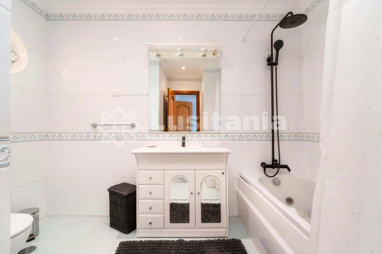 Moradia T4 para Venda em Quarteira Foto 27