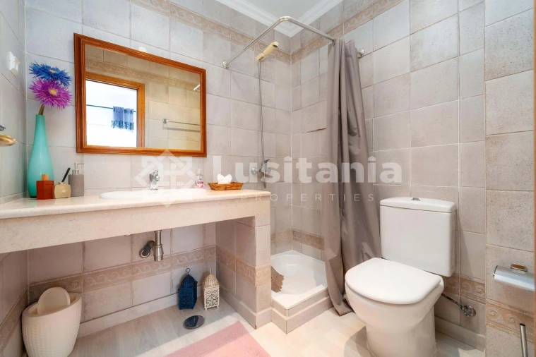 Moradia T4 para Venda em Quarteira Foto 16