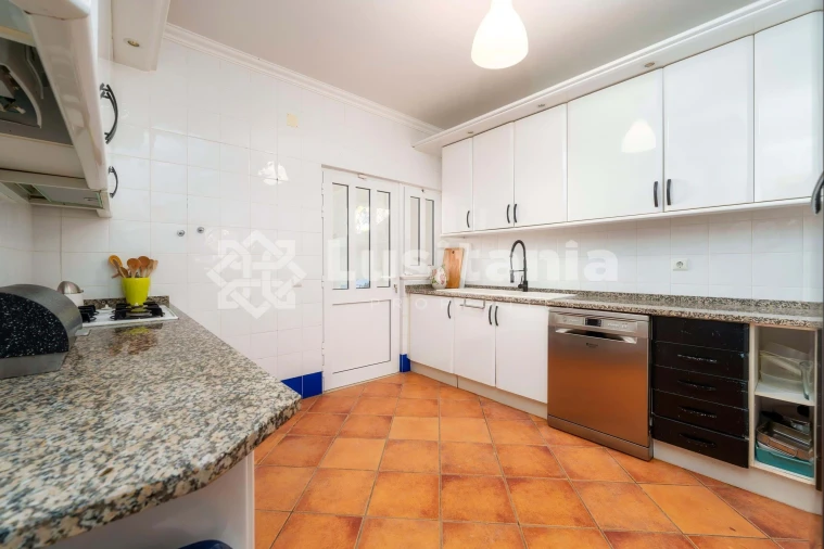 Moradia T4 para Venda em Quarteira Foto 8