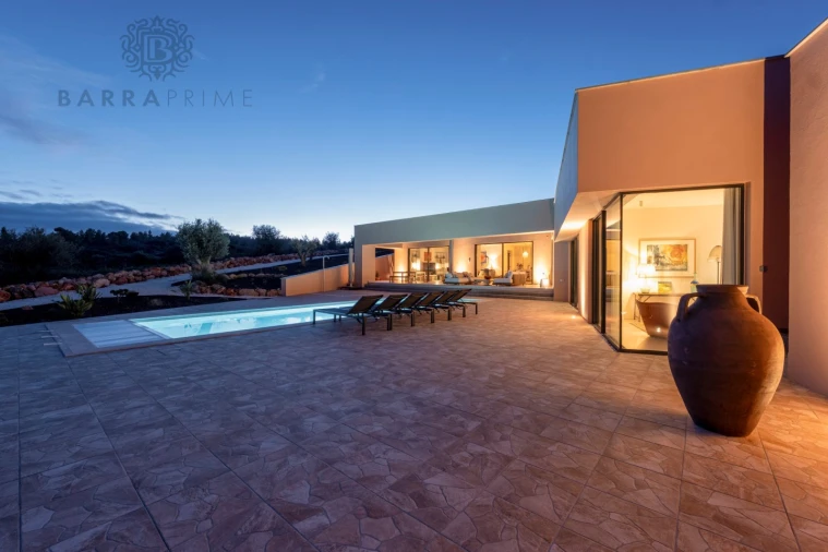 Moradia T4 para Venda em Odiaxere Foto 5