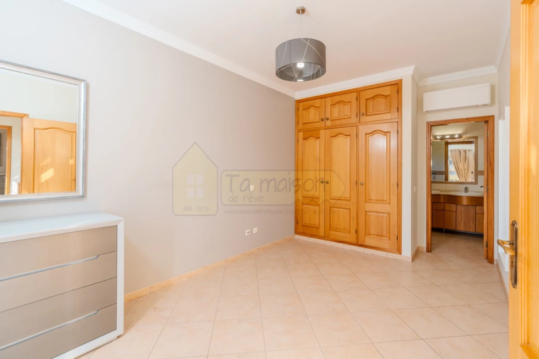 Moradia T4 para Venda em Santa Barbara de Nexe Foto 5