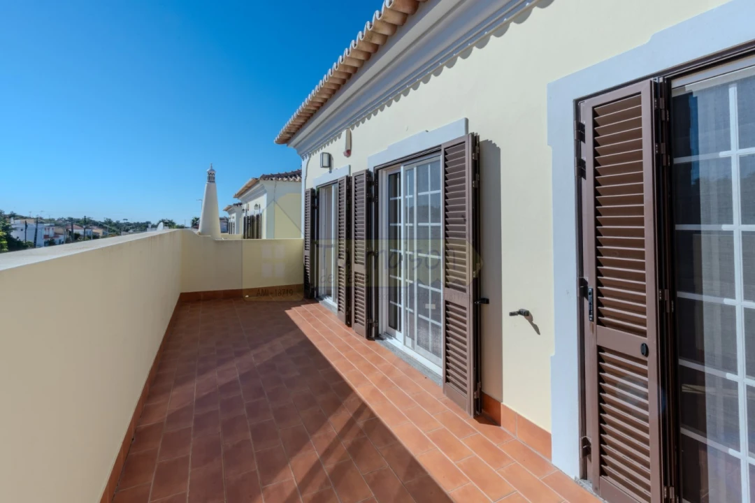 Moradia T4 para Venda em Santa Barbara de Nexe Foto 8