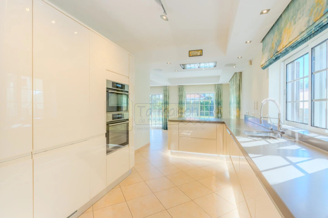 Moradia T4 para Venda em Santa Barbara de Nexe Foto 14