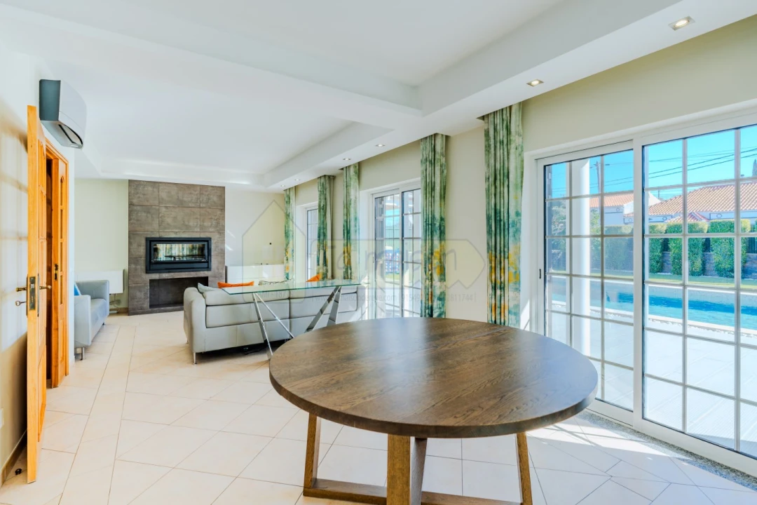 Moradia T4 para Venda em Santa Barbara de Nexe Foto 16