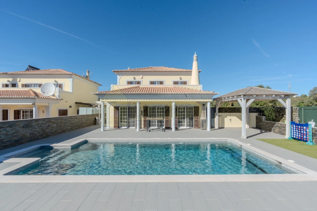 Moradia T4 para Venda em Santa Barbara de Nexe Foto 2