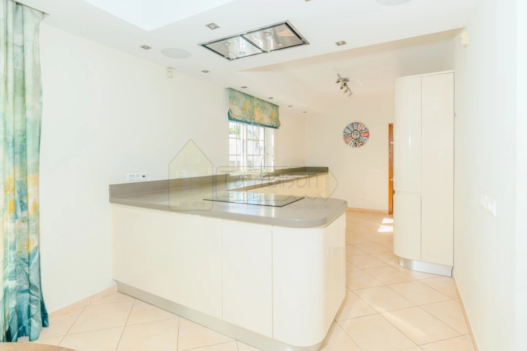 Moradia T4 para Venda em Santa Barbara de Nexe Foto 25