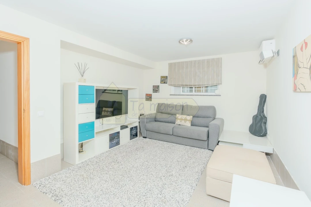 Moradia T4 para Venda em Santa Barbara de Nexe Foto 26