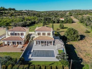 Moradia T4 para Venda em Santa Barbara de Nexe