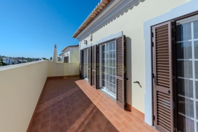 Moradia T4 para Venda em Santa Barbara de Nexe