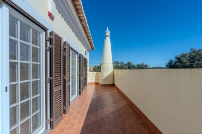 Moradia T4 para Venda em Santa Barbara de Nexe