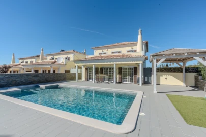Moradia T4 para Venda em Santa Barbara de Nexe