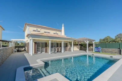 Moradia T4 para Venda em Santa Barbara de Nexe