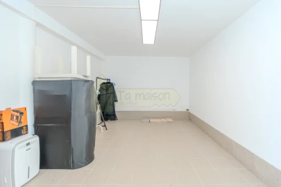 Moradia T4 para Venda em Santa Barbara de Nexe