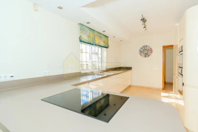 Moradia T4 para Venda em Santa Barbara de Nexe