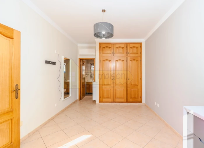 Moradia T4 para Venda em Santa Barbara de Nexe Foto 4