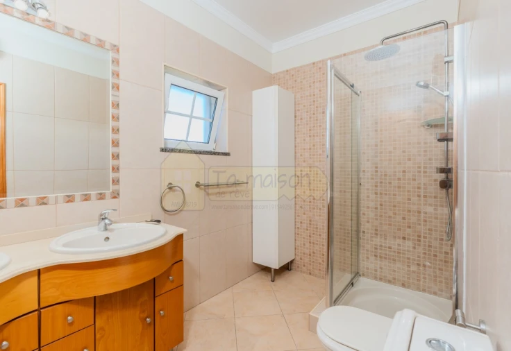 Moradia T4 para Venda em Santa Barbara de Nexe Foto 6