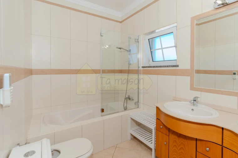 Moradia T4 para Venda em Santa Barbara de Nexe Foto 7