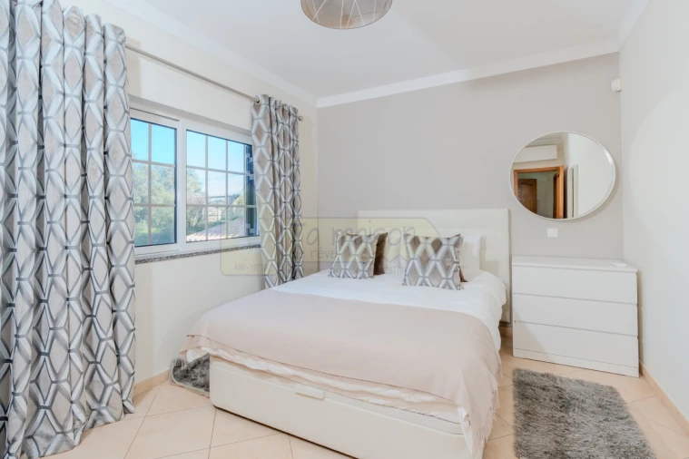 Moradia T4 para Venda em Santa Barbara de Nexe Foto 10