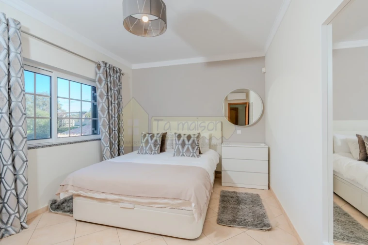 Moradia T4 para Venda em Santa Barbara de Nexe Foto 11