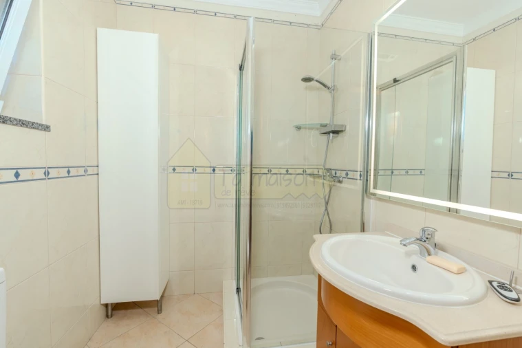 Moradia T4 para Venda em Santa Barbara de Nexe Foto 12