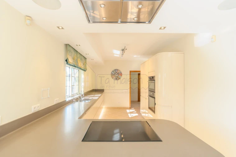 Moradia T4 para Venda em Santa Barbara de Nexe Foto 13