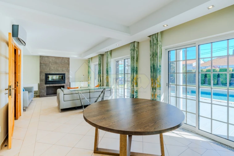 Moradia T4 para Venda em Santa Barbara de Nexe Foto 16