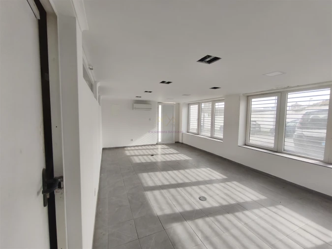 Armazém para Arrendamento em Campolide Foto 1