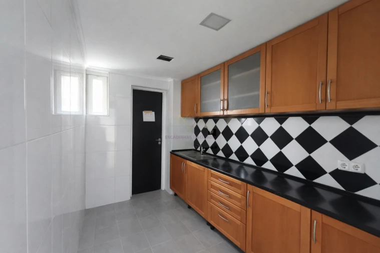 Armazém para Arrendamento em Campolide Foto 6