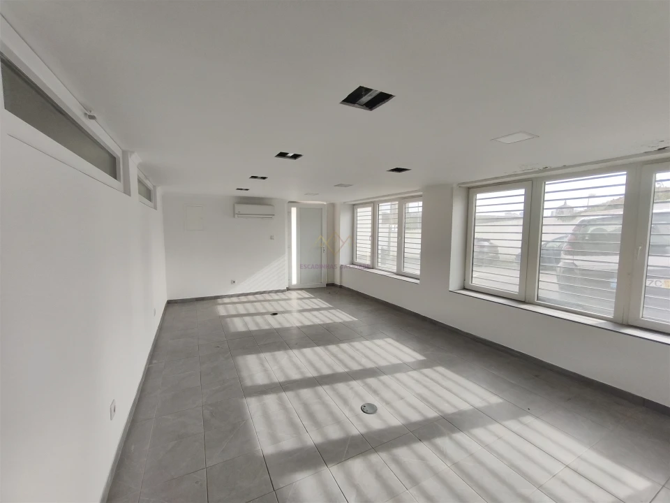 Armazém para Arrendamento em Campolide Foto 3