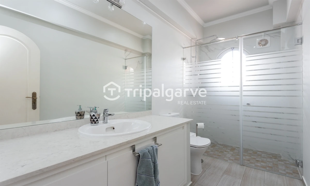 Moradia T5 para Venda em Guia Foto 37