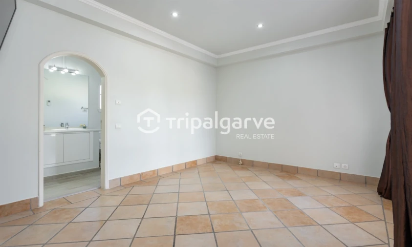 Moradia T5 para Venda em Guia Foto 23