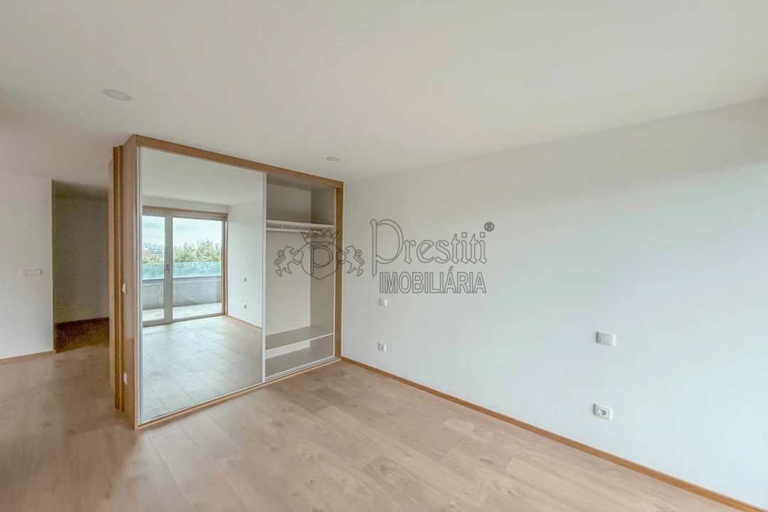 Apartamento T2 para Arrendamento em Urgezes Foto 7