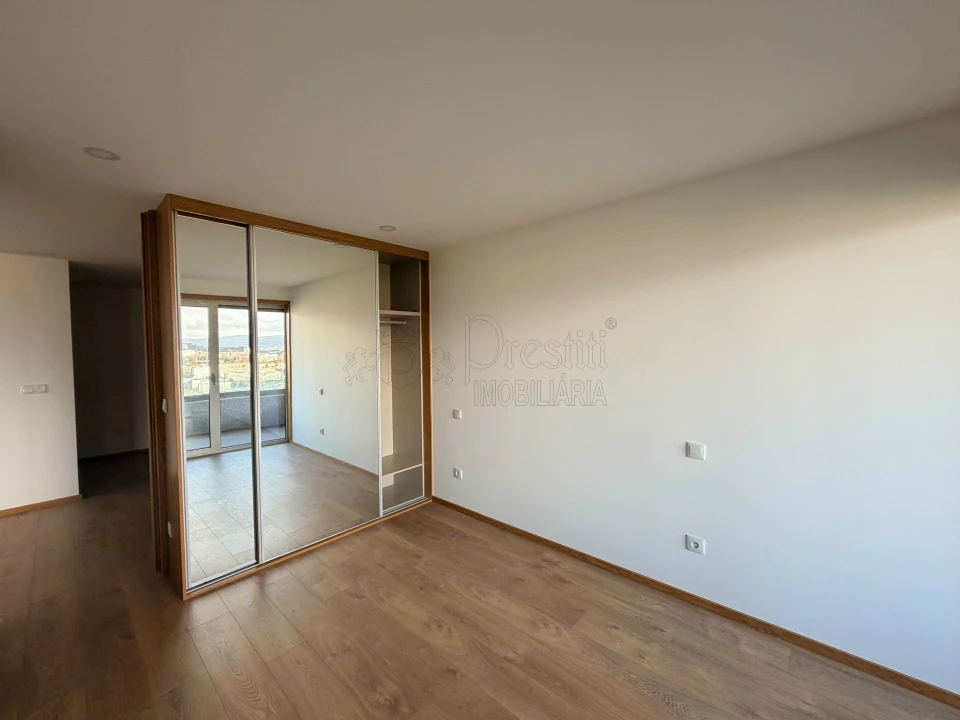 Apartamento T2 para Arrendamento em Urgezes Foto 6