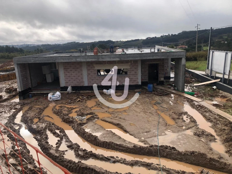 Moradia T3 para Venda em Salir de Matos Foto 8