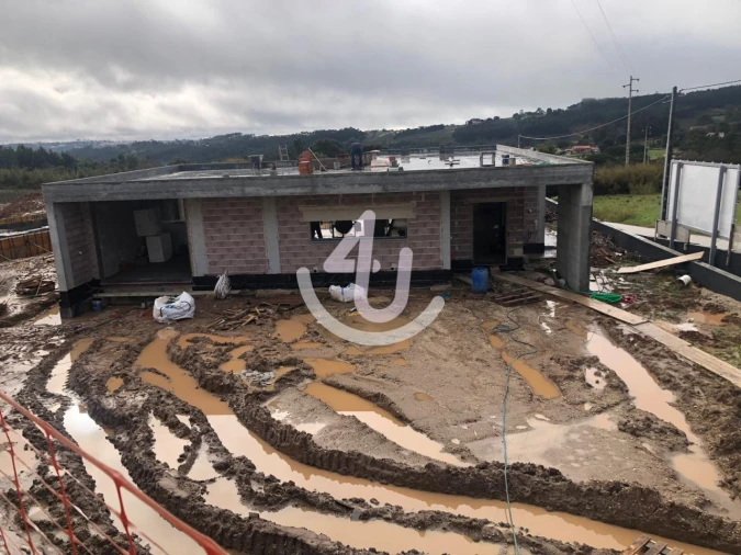 Moradia T3 para Venda em Salir de Matos Foto 8