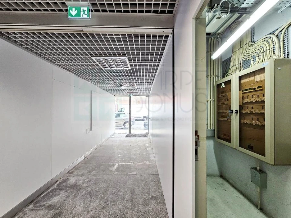 Loja para Arrendamento em Rio de Mouro Foto 11