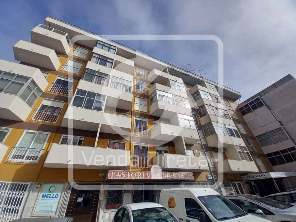 Apartamento T2 para Venda em Laranjeiro e Feijó Foto 1