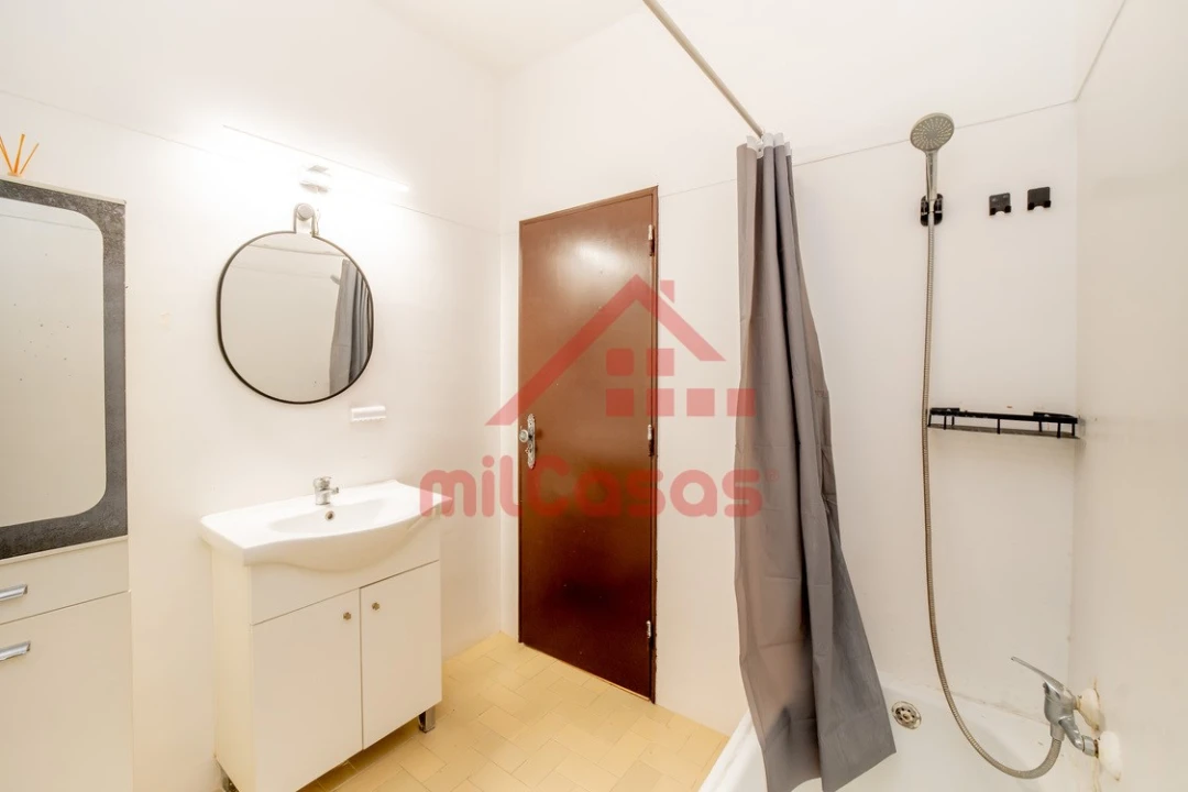 Apartamento T2 para Arrendamento em Santa Maria, São Pedro e Matacães Foto 15