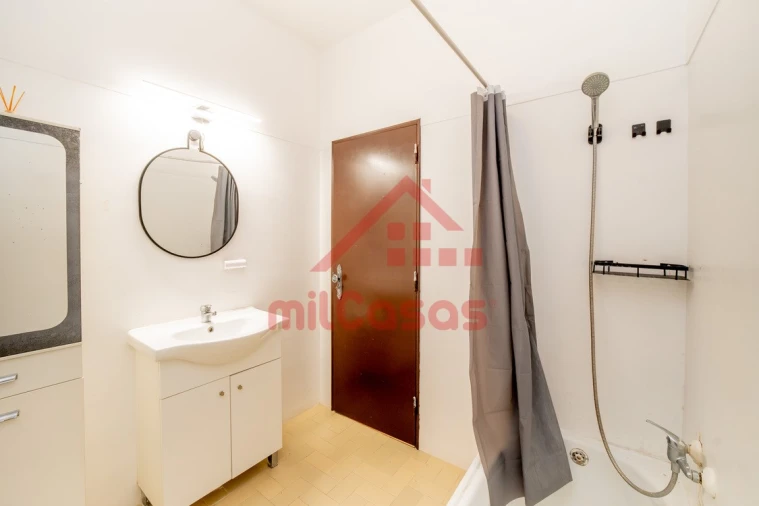 Apartamento T2 para Arrendamento em Santa Maria, São Pedro e Matacães Foto 15