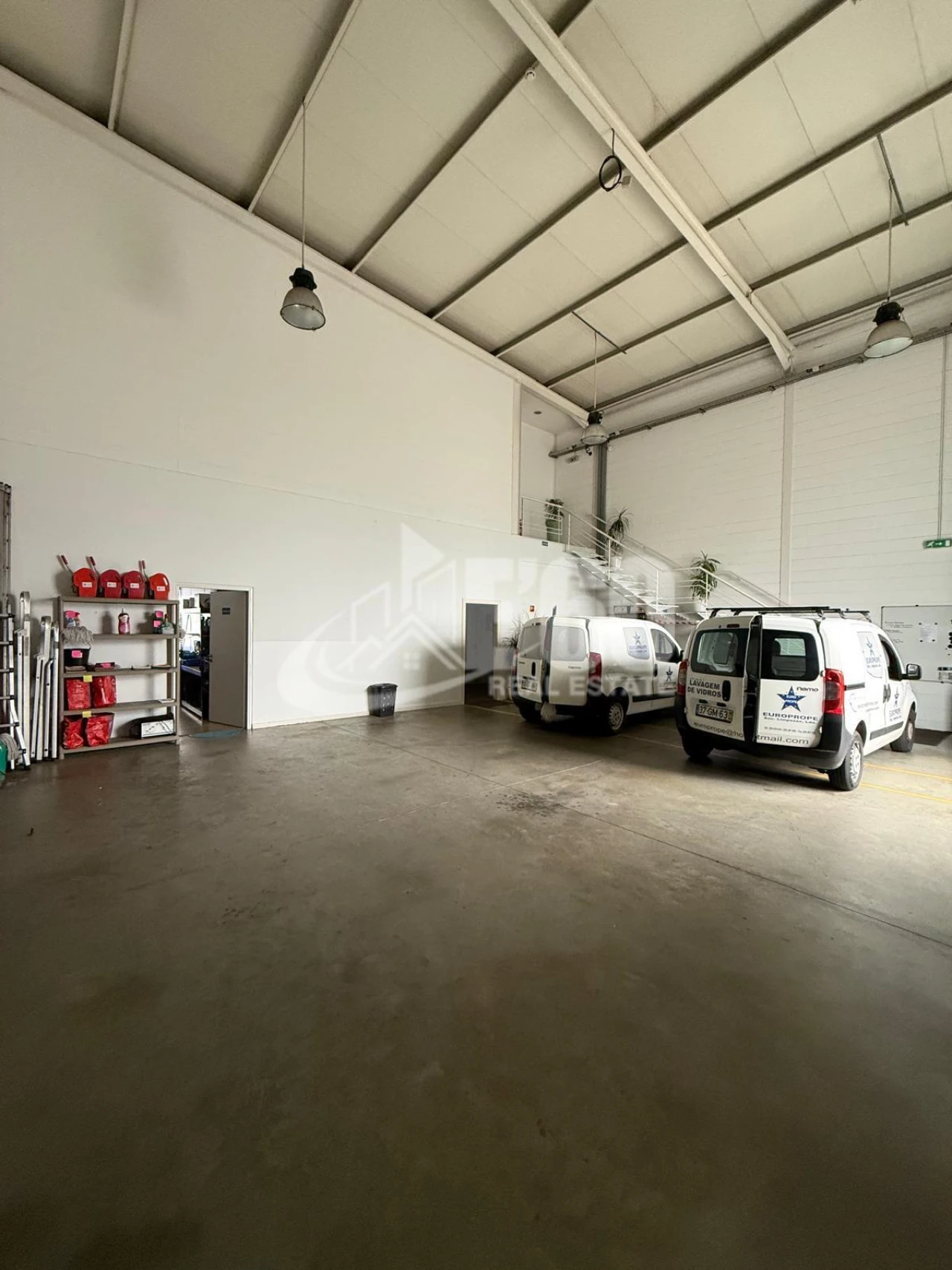 Armazém para Arrendamento em Vilar e Mosteiró Foto 3