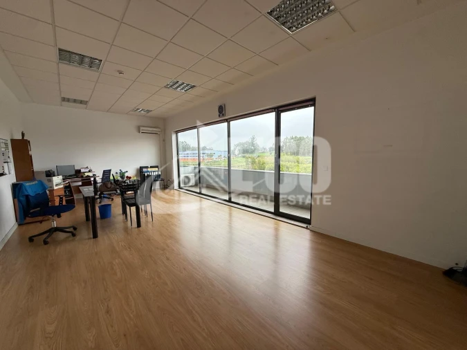 Armazém para Arrendamento em Vilar e Mosteiró Foto 5